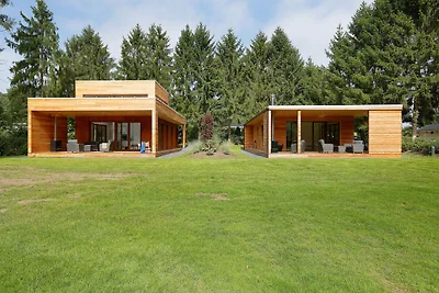 Moderne Hütte mit Holzofen in der Nähe von...