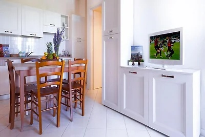 Modern eingerichtetes Apartment mit Klimaanla...