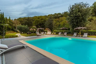 Villa mit Gemeinschaftspool in San Rocco