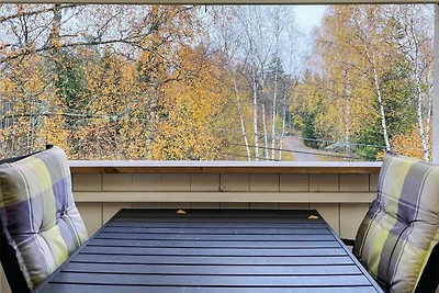 Gemütlicher Rückzugsort im Wald mit Whirlpool