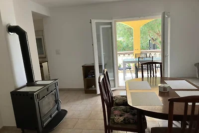 Fuga luminosa lungo la strada del villaggio