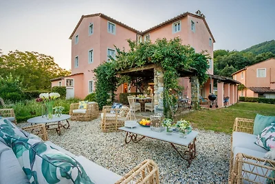 Villa di lusso con 10 camere da letto a Lucca