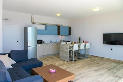 Villa bij Laki Beach met Zwembad