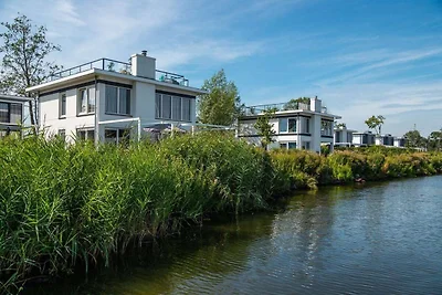 Villa am Wasser mit großzügiger Dachterrasse