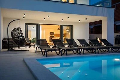 Diva am Meer mit Pool