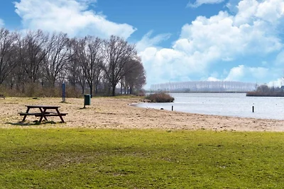 Schönes Ferienhaus am Wasser mit Garten