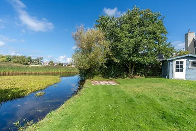 Charmante Villa mit großem Garten am Wasser