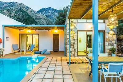 Moderne Villa mit privatem Pool