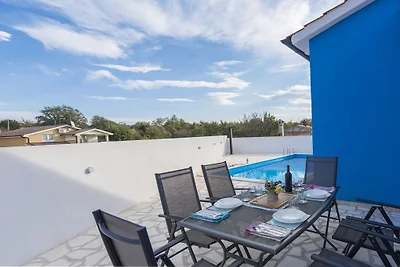 Ferienhaus in Nova Vas mit Schwimmbecken