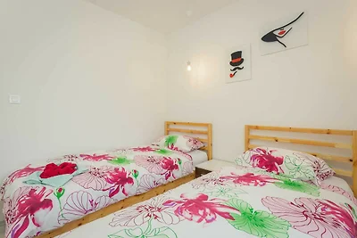 Schönes Haus mit 2 Schlafzimmern in Peroj