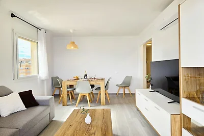 Frontline apartment with sea views