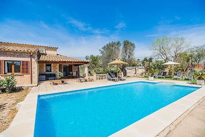 Friedliche Landvilla mit Pool
