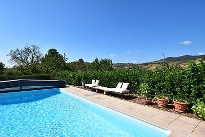 Idyllische Villa mit Pool in Leynes