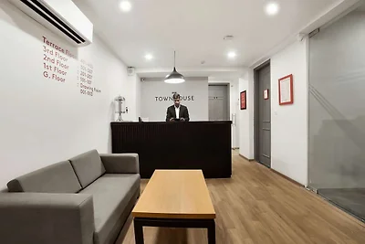 Super Townhouse 158 nabij Netaji Subhash Marg