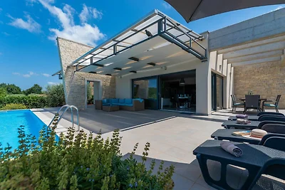 Villa moderna con piscina, terrazza coperta e...
