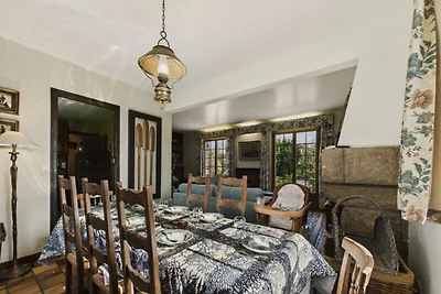 Haus in Louannec in der Nähe der rosa...