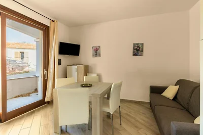 Moderne Wohnung in Badesi mit Garten