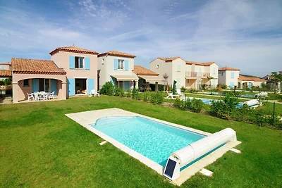 Villa estiva con terrazza o loggia, situata i...