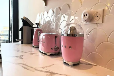 Leben in Pink Meerblick mit Terrassenstrand