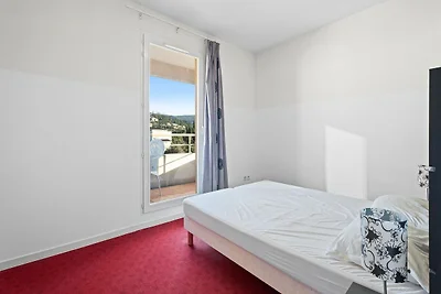 Eine stilvolle, lichtdurchflutete Pool-Oase i...