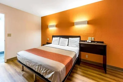 1 King Bed | Non-Smoking