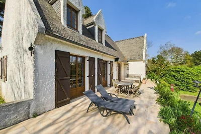 Haus in Louannec in der Nähe der rosa...