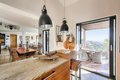 Villa mit Pool und Meerblick an der Côte...