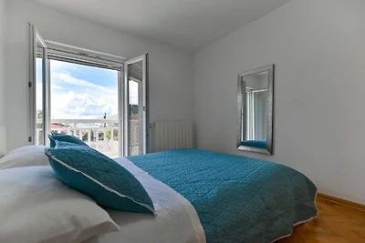 Deluxe Three Bedroom Apartment with Balcony a...