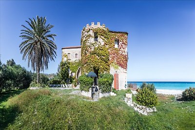 Villa fronte mare con giardino in Calabria