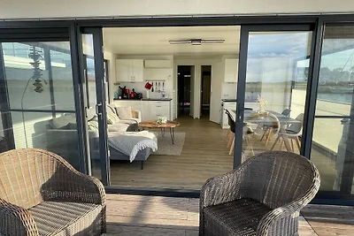 Hausboot im Hafen in Ribnitz-Damgarten