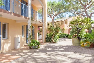 Elegante Unterkunft am Flussufer mit Balkon