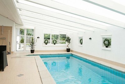 Zeitgenössisches Ferienhaus in Egå mit Pool