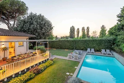 Üppige Villa mit Pool in Pietrasanta