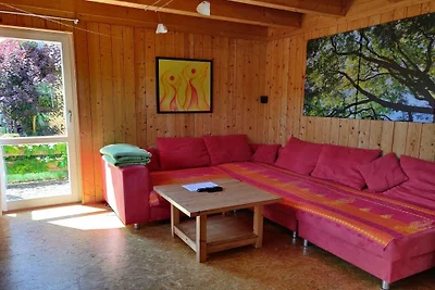 Holzhaus mit großem Garten