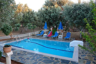 Modernes Ferienhaus mit Swimmingpool in Sfaka...