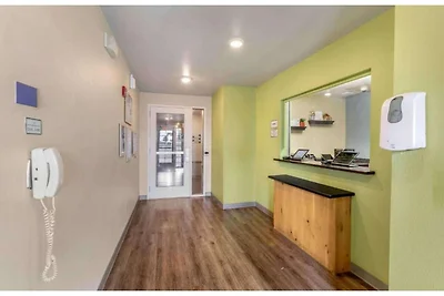 1 Queensize Bed | Ada/ri Douche/nsmk/keuken