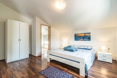 Große Villa mit Swimmingpool und umzäuntem...