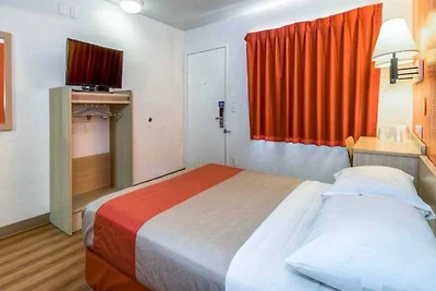 1 Queensize-Bett | Minikühlschrank