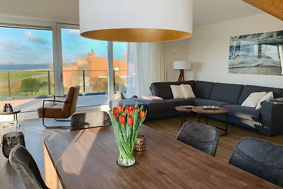 Moderne Villa mit Blick auf den Veere-See