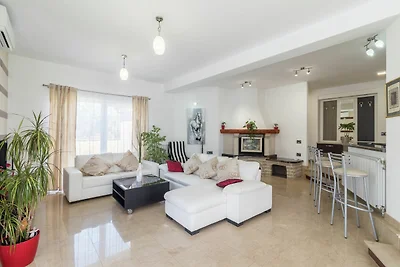 Villa a Pola con piscina