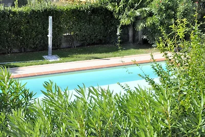 Plüsch-Ferienhaus in Lazise mit Pool