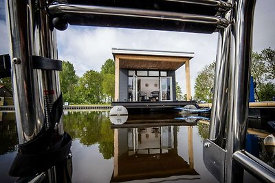 Moderne woonboot met uitzicht op het meer