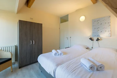 Stilvolle Doppelhaus-Villa mit Garten, 1 km v...