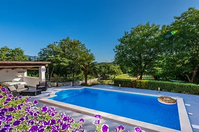 Villa a Šušnjevica con piscina