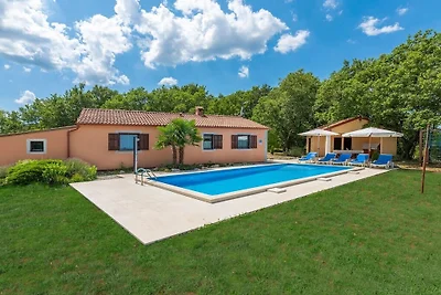 Ferienhaus in Tinjan mit Schwimmbecken