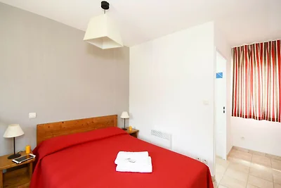 Casa colorata in una zona ricca di castelli a...
