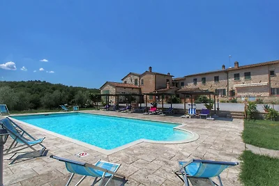 Schönes Bauernhaus in Asciano mit Schwimmbad