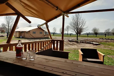Glamping-Zelt mit Klimaanlage und Blick auf d...