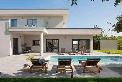 Villa moderna immersa nella natura a Labin