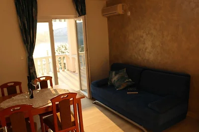 Appartement in Stara Novalja met groot terras